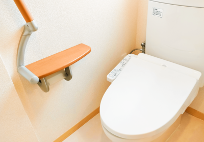 高齢者のトイレでの「排泄介助」在宅介護者に向けた介助方法と注意点を解説！