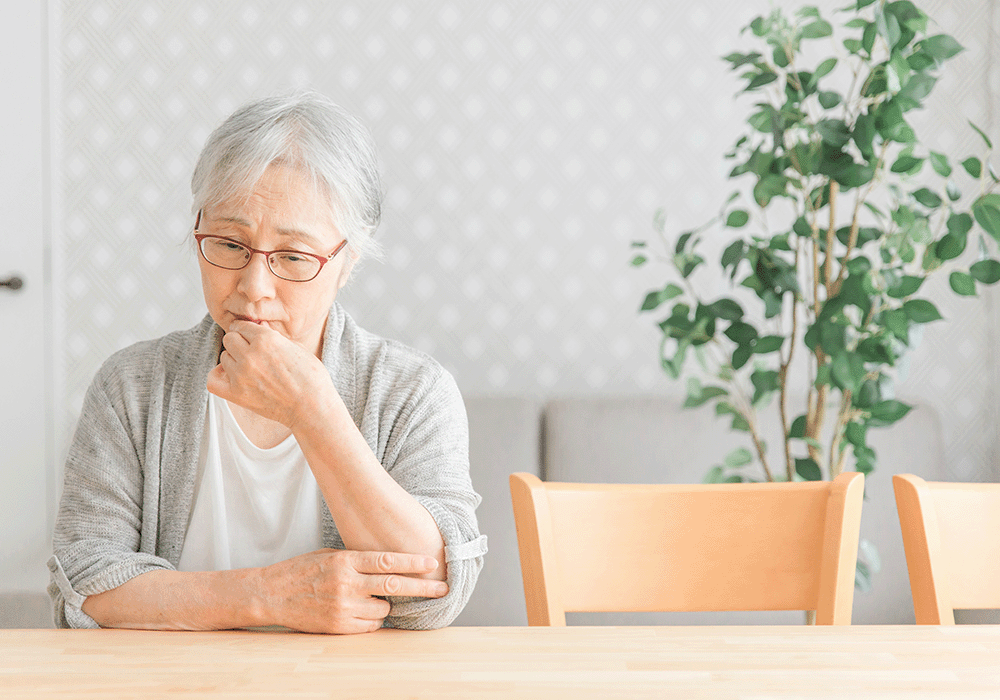 不安の表情の高齢者