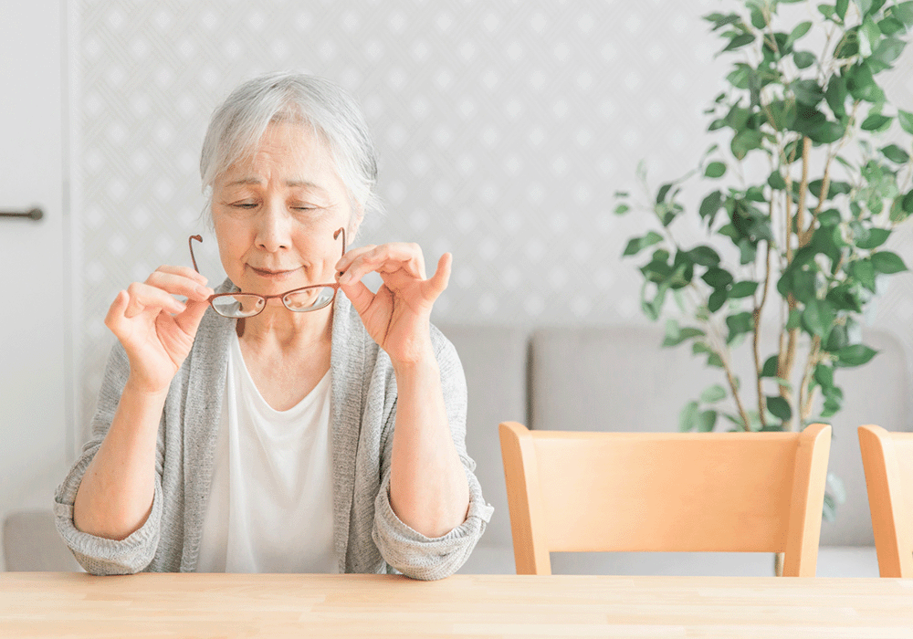 眼鏡を気にする高齢者