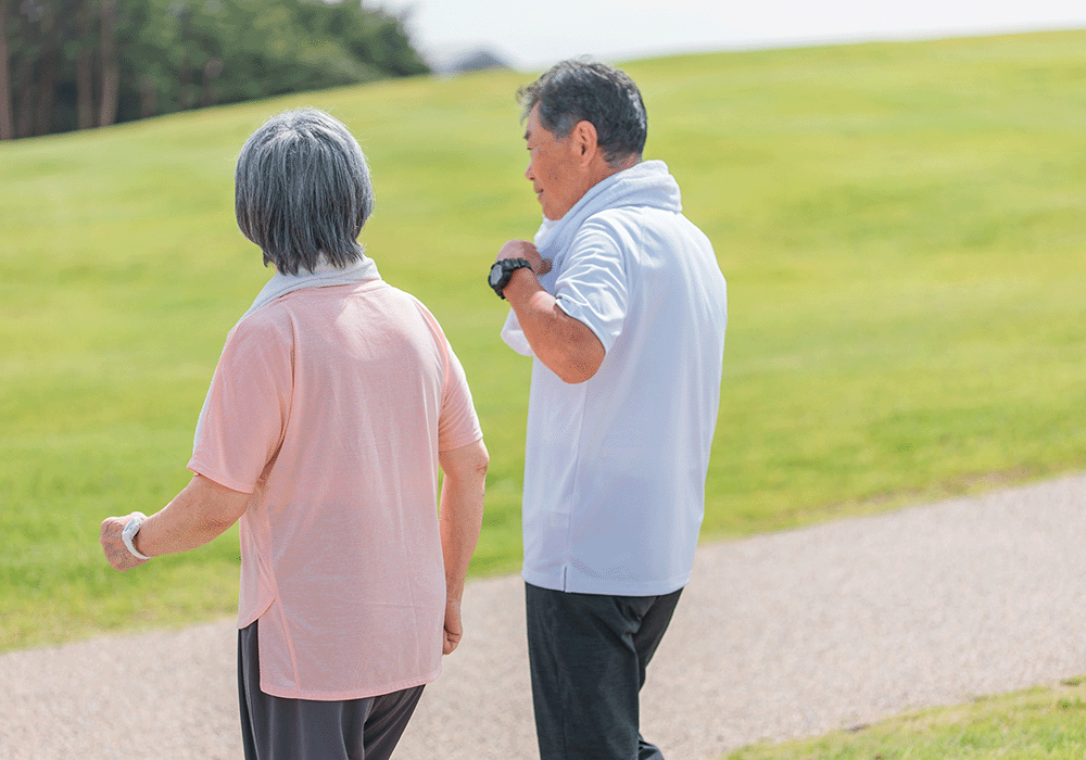 ウォーキングする高齢夫婦