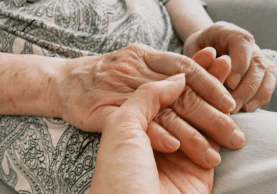 高齢者の手の震え