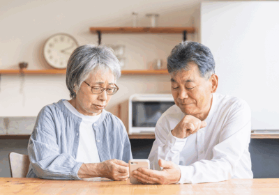 スマホを見る高齢者夫婦