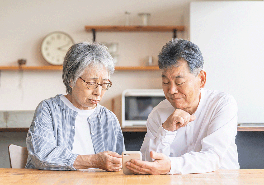 スマホを見る高齢者夫婦