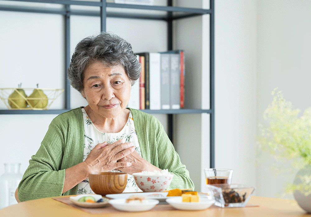 食欲のない高齢女性