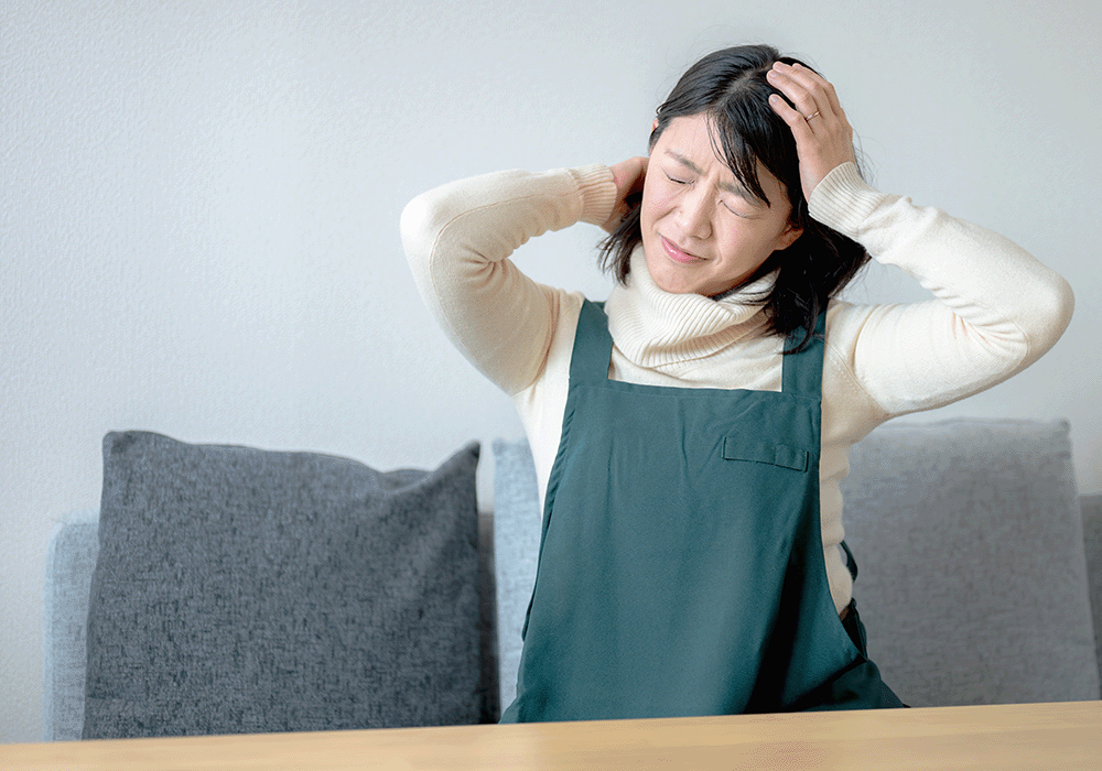 頭を抱えている女性
