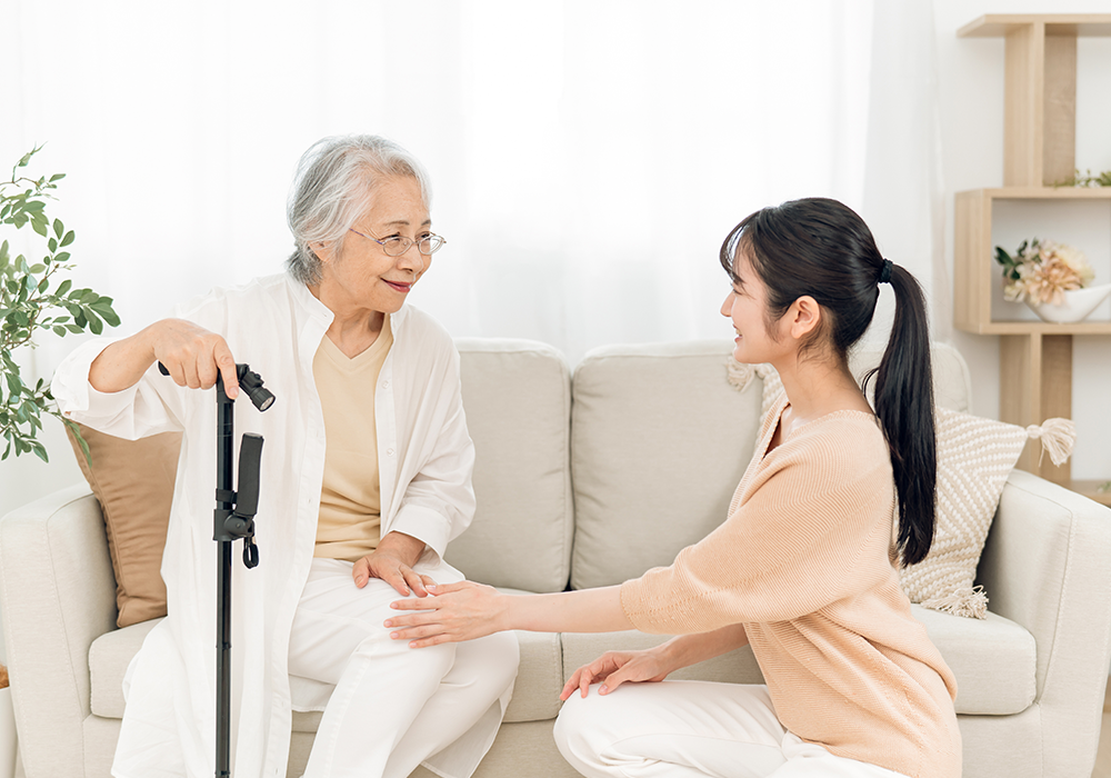 高齢者に寄り添う女性